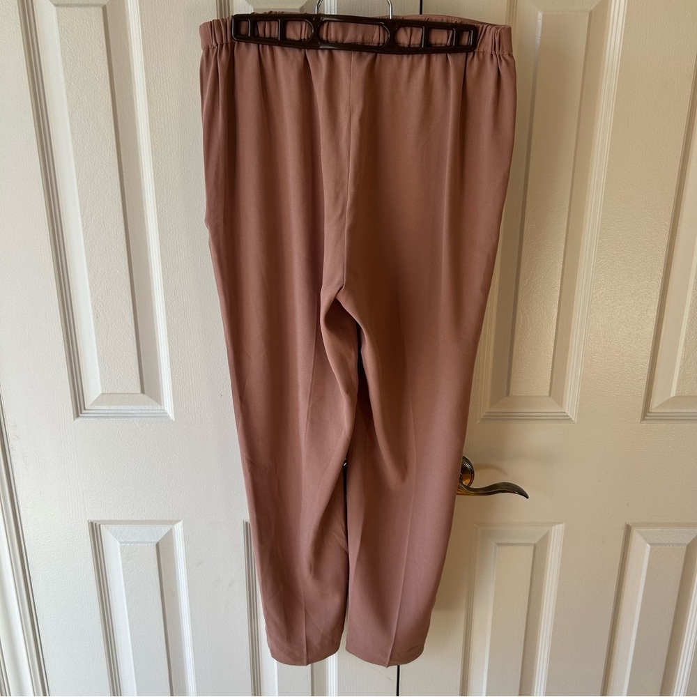 Aritzia Women’s Trousers in Dusty Rose - Picture 2 of 13